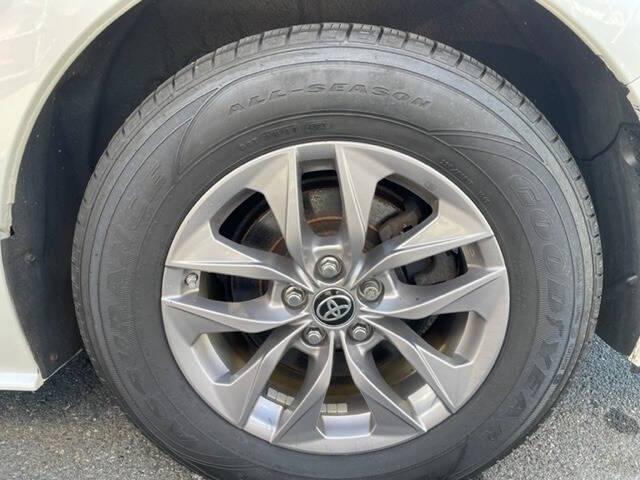 Photo of 2021 White Toyota Sienna