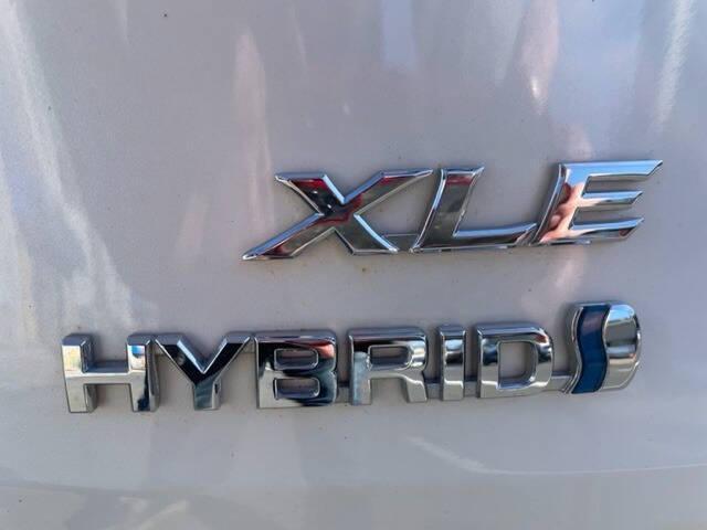 Photo of 2021 White Toyota Sienna