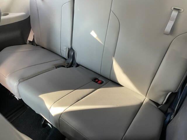 Photo of 2021 White Toyota Sienna