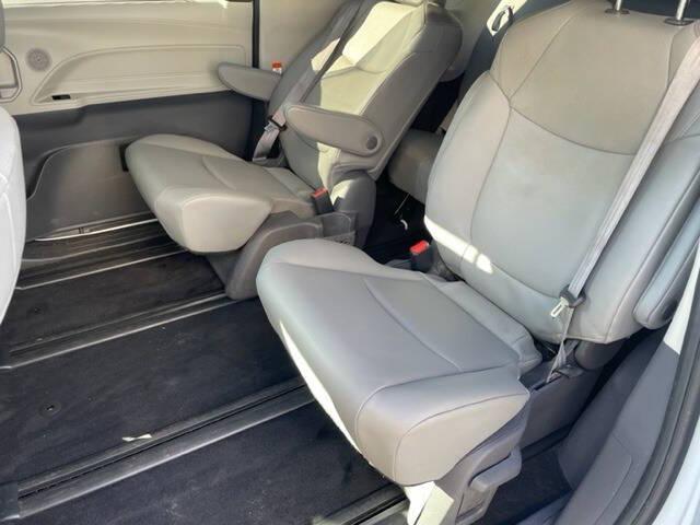 Photo of 2021 White Toyota Sienna