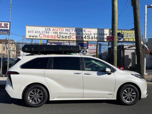 Photo of 2021 White Toyota Sienna