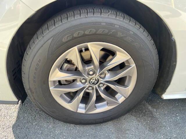 Photo of 2021 White Toyota Sienna