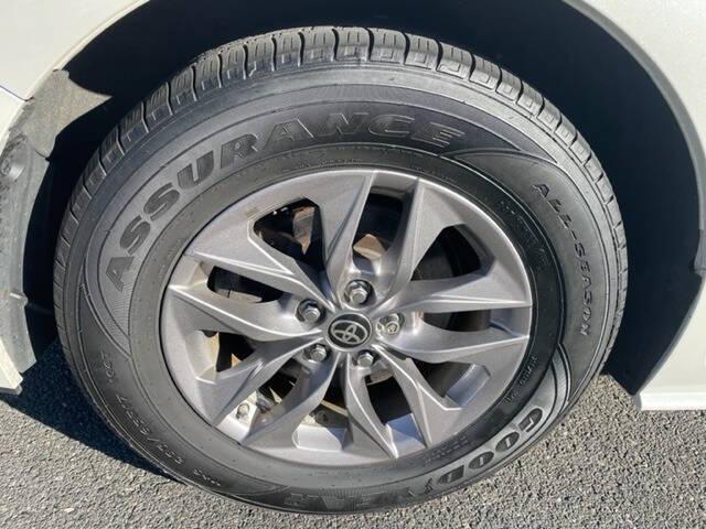 Photo of 2021 White Toyota Sienna