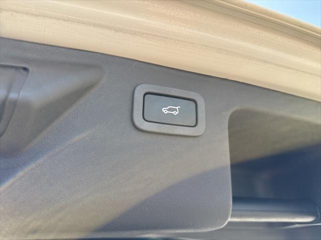Photo of 2018 White Land Rover Discovery Sport