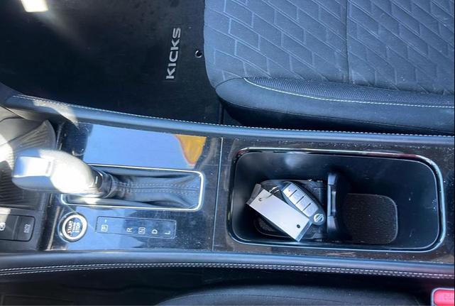Photo of 2021 White Nissan Kicks