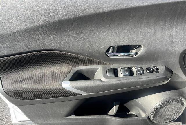 Photo of 2021 White Nissan Kicks