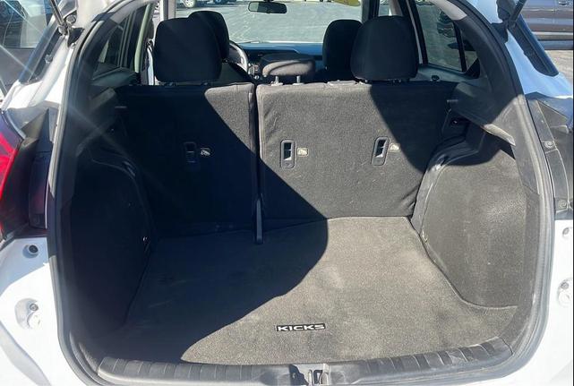 Photo of 2021 White Nissan Kicks