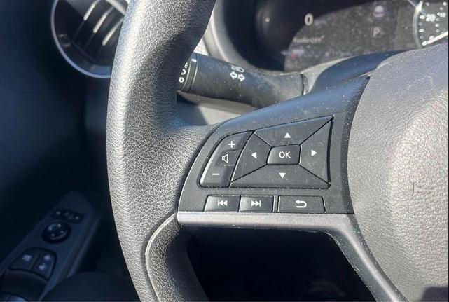 Photo of 2021 White Nissan Kicks