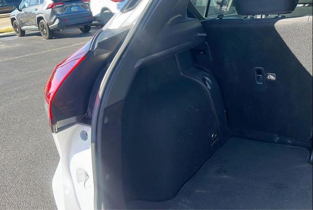 Photo of 2021 White Nissan Kicks