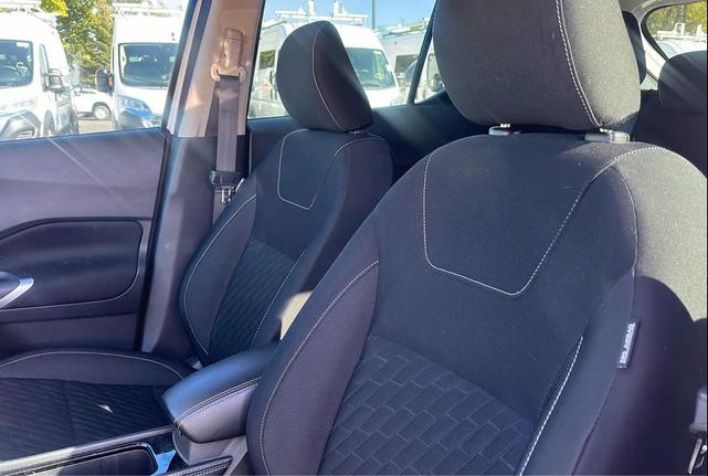 Photo of 2021 White Nissan Kicks