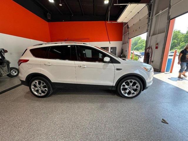 Photo of 2013 White Platinum Ford Escape