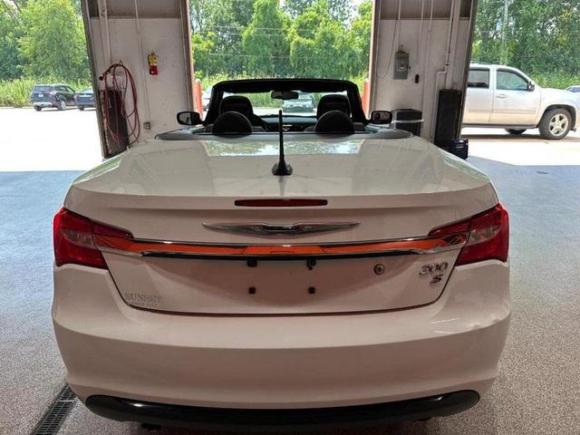 Photo of 2011 Bright White Clearcoat Chrysler 200