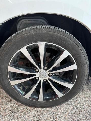 Photo of 2011 Bright White Clearcoat Chrysler 200