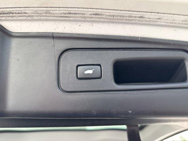 Photo of 2015 White Diamond Pearl Honda Pilot