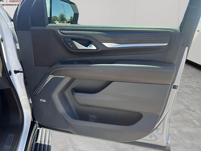 Photo of 2021 White Frost Tricoat GMC Yukon