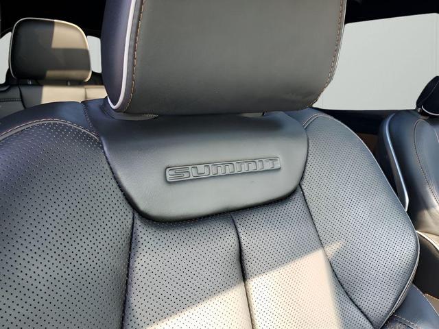 Photo of 2024 Diamond Black Crystal Pearlcoat Jeep Grand Cherokee L