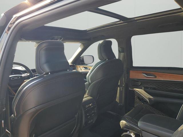 Photo of 2024 Diamond Black Crystal Pearlcoat Jeep Grand Cherokee L