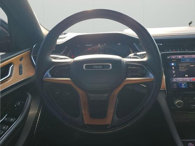 Photo of 2024 Diamond Black Crystal Pearlcoat Jeep Grand Cherokee L
