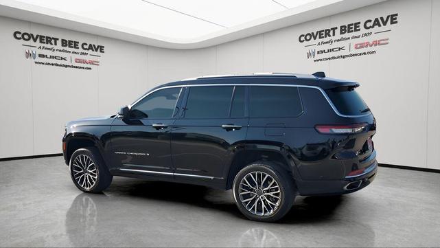 Photo of 2024 Diamond Black Crystal Pearlcoat Jeep Grand Cherokee L