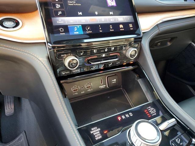 Photo of 2024 Diamond Black Crystal Pearlcoat Jeep Grand Cherokee L