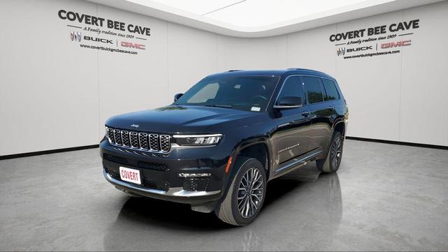 Photo of 2024 Diamond Black Crystal Pearlcoat Jeep Grand Cherokee L
