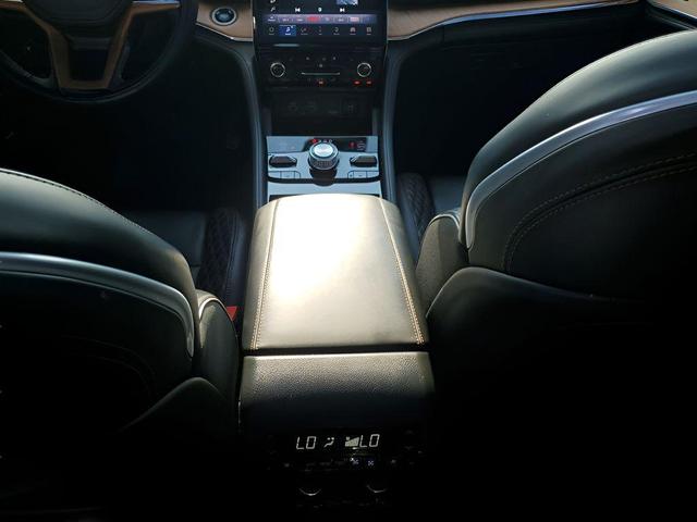 Photo of 2024 Diamond Black Crystal Pearlcoat Jeep Grand Cherokee L