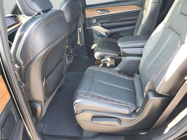 Photo of 2024 Diamond Black Crystal Pearlcoat Jeep Grand Cherokee L