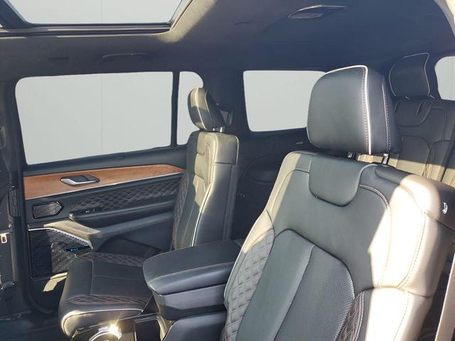 Photo of 2024 Diamond Black Crystal Pearlcoat Jeep Grand Cherokee L