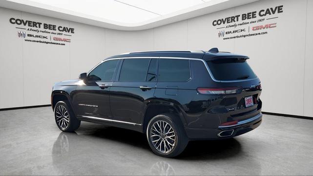 Photo of 2024 Diamond Black Crystal Pearlcoat Jeep Grand Cherokee L