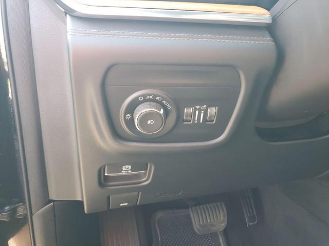 Photo of 2024 Diamond Black Crystal Pearlcoat Jeep Grand Cherokee L