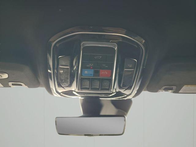 Photo of 2024 Diamond Black Crystal Pearlcoat Jeep Grand Cherokee L
