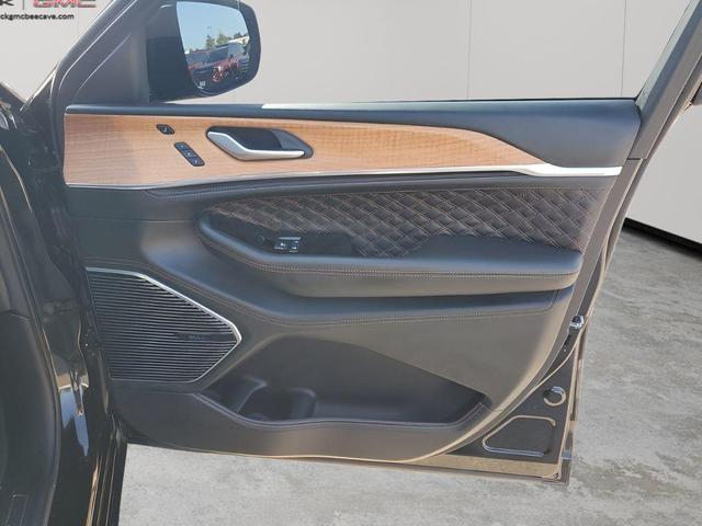Photo of 2024 Diamond Black Crystal Pearlcoat Jeep Grand Cherokee L