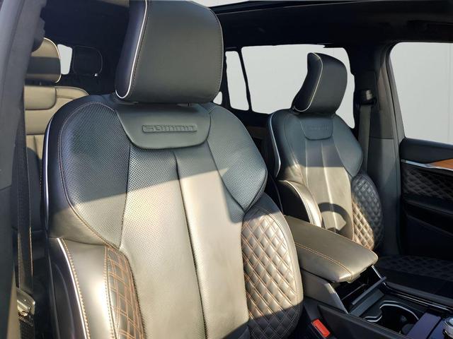 Photo of 2024 Diamond Black Crystal Pearlcoat Jeep Grand Cherokee L