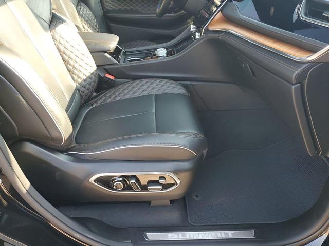 Photo of 2024 Diamond Black Crystal Pearlcoat Jeep Grand Cherokee L