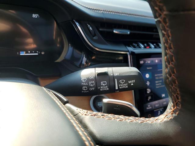 Photo of 2024 Diamond Black Crystal Pearlcoat Jeep Grand Cherokee L