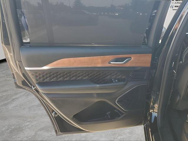 Photo of 2024 Diamond Black Crystal Pearlcoat Jeep Grand Cherokee L