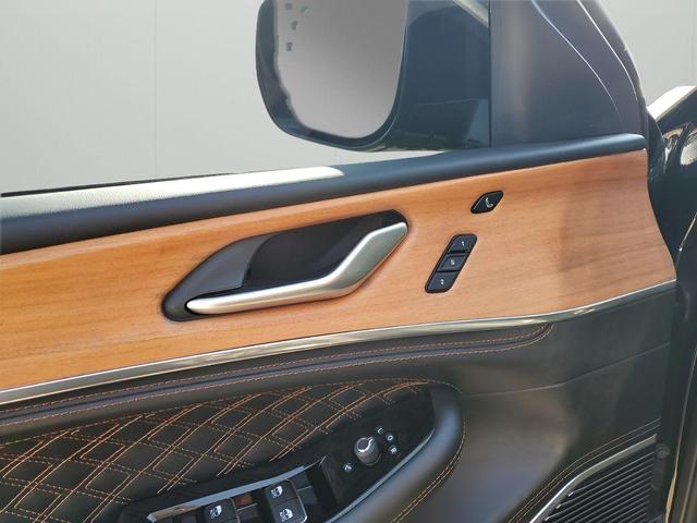 Photo of 2024 Diamond Black Crystal Pearlcoat Jeep Grand Cherokee L
