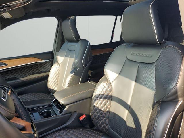 Photo of 2024 Diamond Black Crystal Pearlcoat Jeep Grand Cherokee L