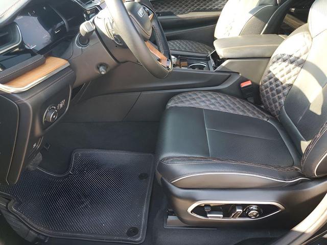 Photo of 2024 Diamond Black Crystal Pearlcoat Jeep Grand Cherokee L