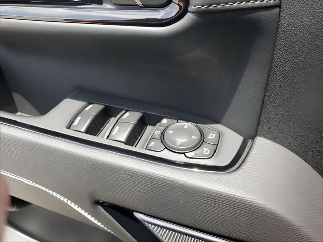 Photo of 2025 Summit White GMC Sierra 2500