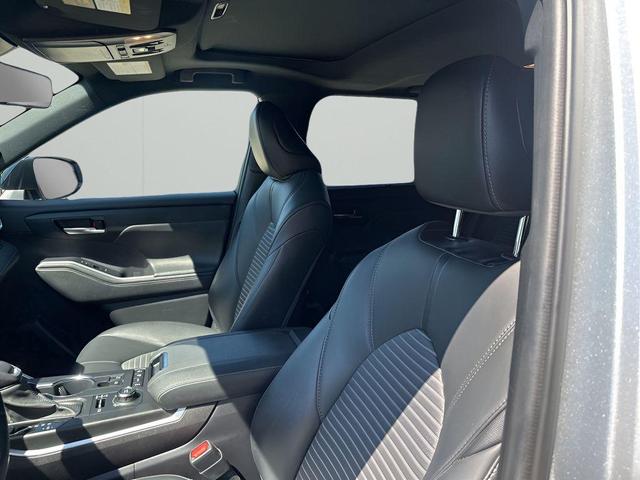 Photo of 2021 Celestial Silver Metallic Toyota Highlander