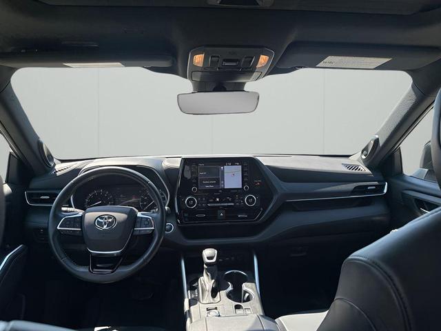 Photo of 2021 Celestial Silver Metallic Toyota Highlander