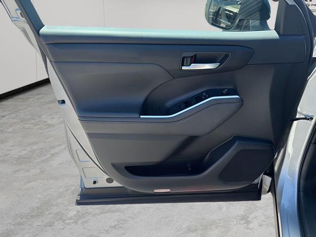 Photo of 2021 Celestial Silver Metallic Toyota Highlander