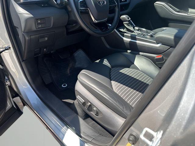 Photo of 2021 Celestial Silver Metallic Toyota Highlander