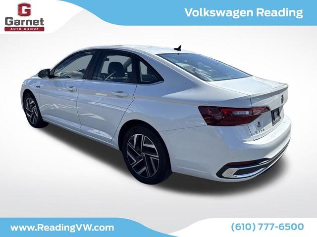 Photo of 2023 Opal White Pearl Effect Volkswagen Jetta