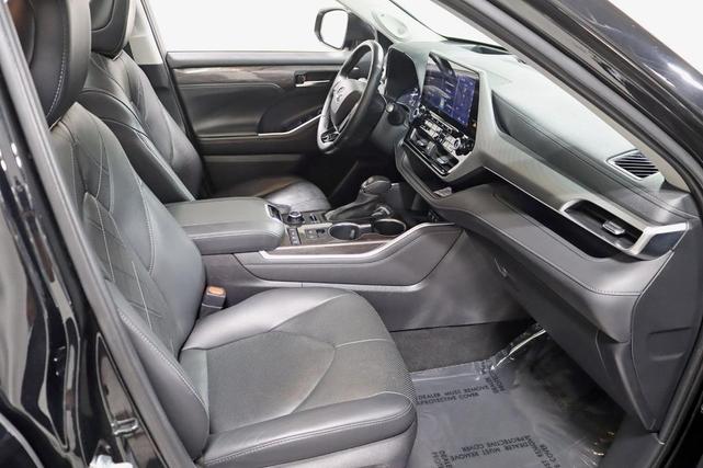 Photo of 2020 Midnight Black Metallic Toyota Highlander