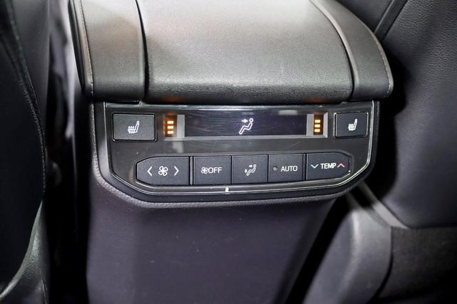 Photo of 2020 Midnight Black Metallic Toyota Highlander