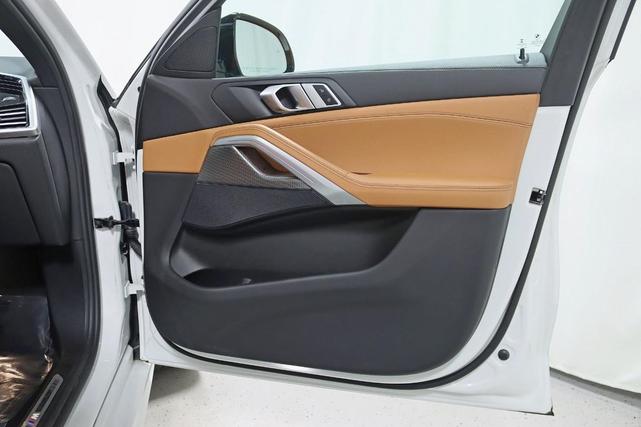 Photo of 2022 Mineral White Metallic BMW X6