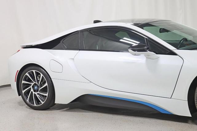 Photo of 2016 Sophisto Grey Metallic w/ Frozen Grey Accent BMW i8