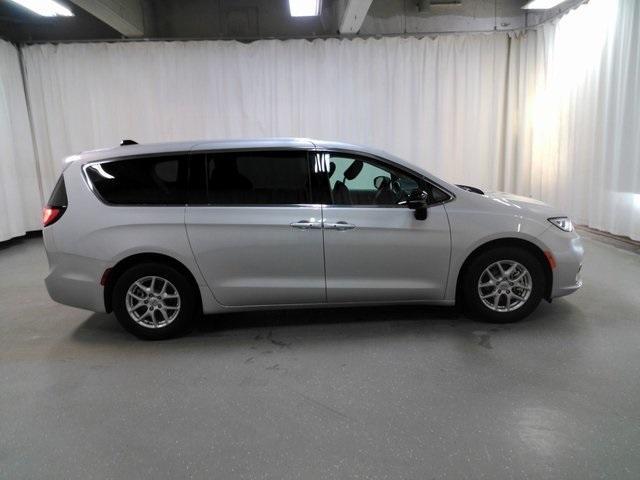Photo of 2024 Silver Mist Clearcoat Chrysler Pacifica